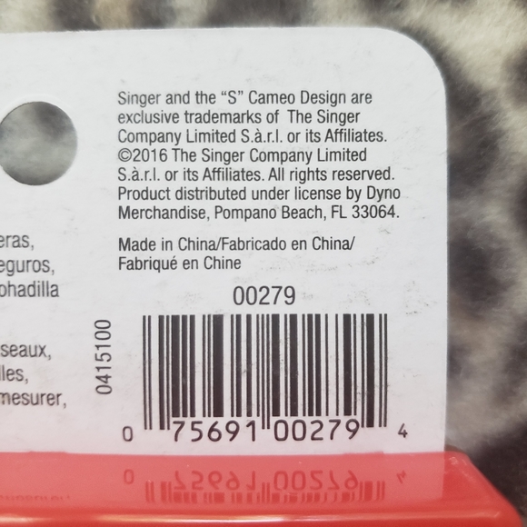 SINGER Fly Friendly Travel Sewing Kit with Storage Case, 34 Pieces, New in Case! - Picture 7 of 10